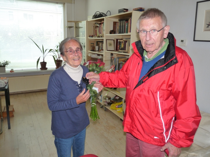 Mw. I van Sint Annaland-Jouwersma ontvangt de gouden jubileumspeld uit handen van PvdA-afdelingsvoorzitter Ton Willems.