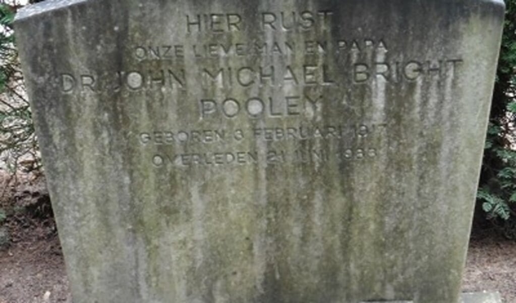In graf H-0063 ligt oorlogsveteraan Dr. John Michael Bright Pooley die de landing in Normandië in 1944 meemaakte als lid van het 6th Royal Scots Fusiliers