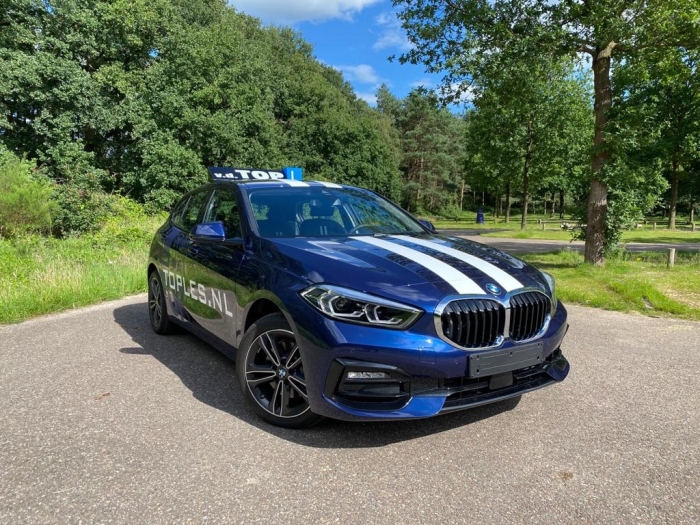 Een van de zeven nieuwe lesauto's van Van den Top Rijopleidingen