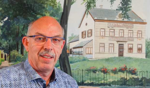 Paul Smit (1955-2020) voor het schilderij van het vroegere onderkomen van Drukkerij Smit BV en Uitgeverij Smit BV, dat achter de huidige Lidl aan de Van Weedestraat stond.
