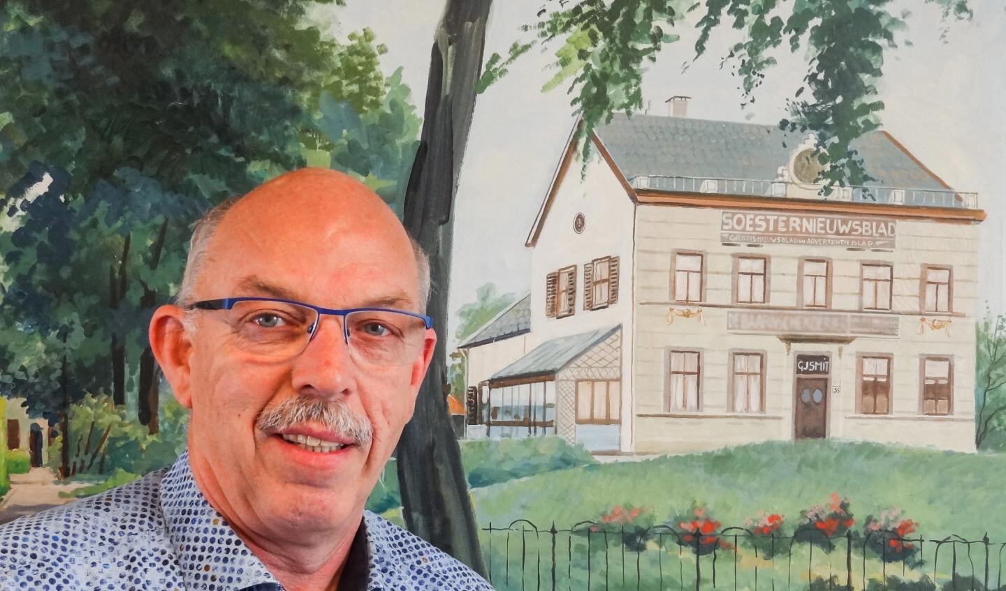Paul Smit (1955-2020) voor het schilderij van het vroegere onderkomen van Drukkerij Smit BV en Uitgeverij Smit BV, dat achter de huidige Lidl aan de Van Weedestraat stond.