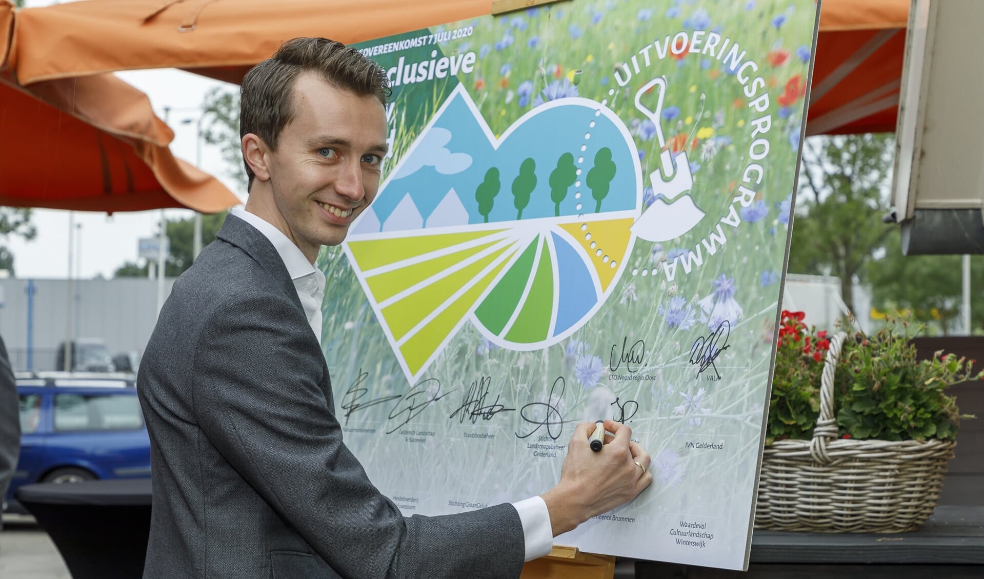 Wethouder Jan Pieter van der Schans ondertekent namens de gemeente Ede de samenwerkingsovereenkomst natuurinclusieve landbouw in Gelderland.