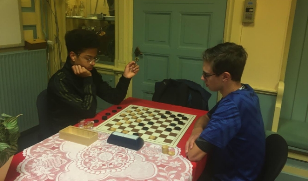 Marlon Drost (l) speelde tegen Victor Nieuwenhuis en won zijn partij.