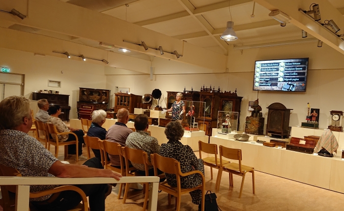 Uitleg en demonstratie van de mechanische muziekinstrumenten, op gepaste afstand van elkaar
