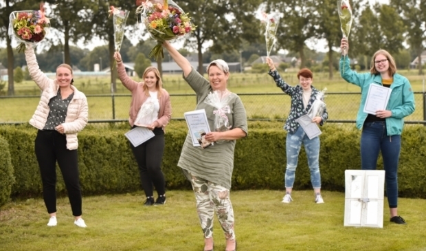 De vijf jubilarissen van twirlvereniging Majofique poseren voor de fotograaf na de huldiging.