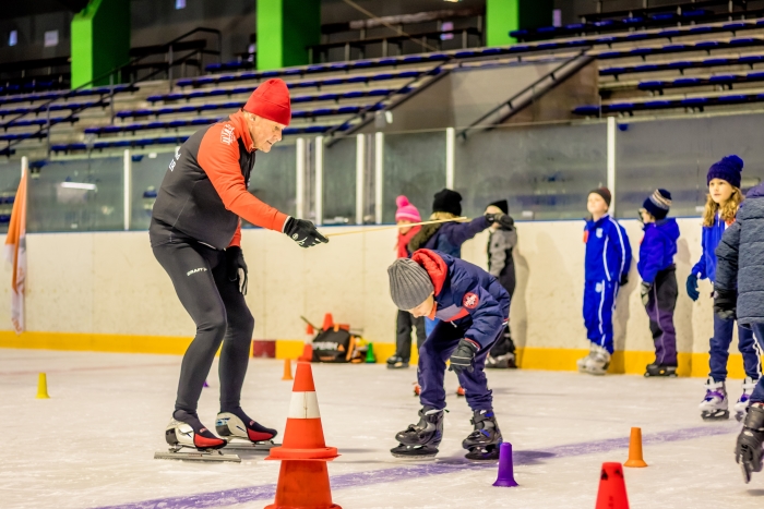 Henk Onderdelinden actief tijdens het schoolschaatsen