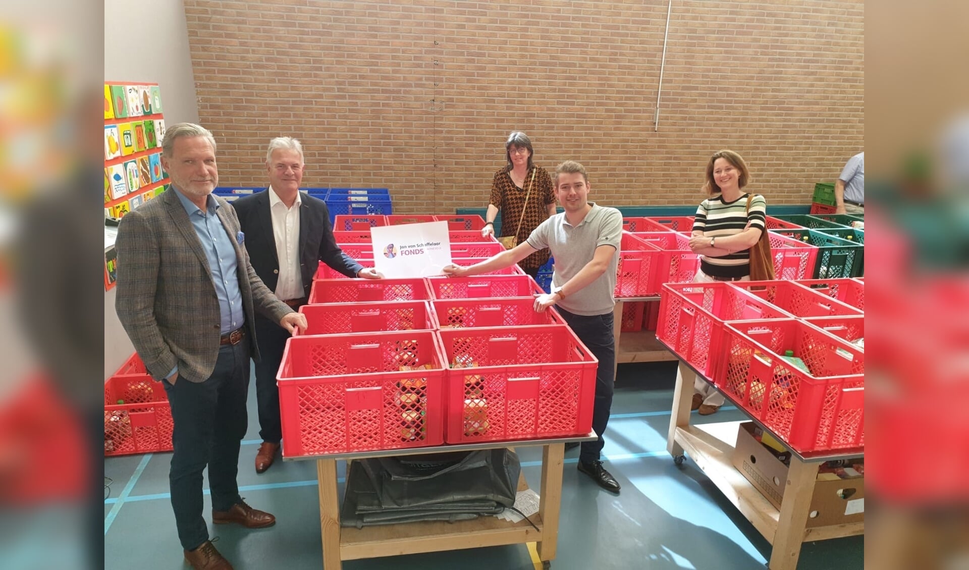 Afgelopen zomer overhandigde het bestuur van het Jan van Schaffelaarfonds nog een cheque aan Stichting Hulp aan Elkaar, verantwoordelijk voor de voedselbank.