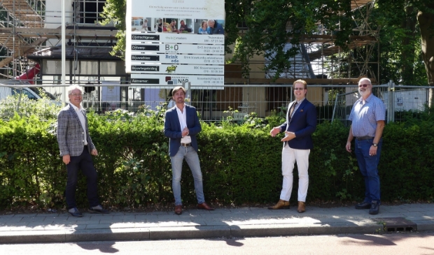 V.l.n.r. architect Pieter Brink, oprichter Wonen bij September Michiel van Putten, wethouder Peter de Pater en Eep van Manen van bouwbedrijf Gebroeders Van Manen