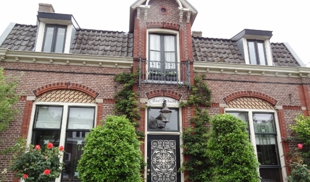 De naam prijkt nog steeds in sierlijke krulletters op de spiegel boven de voordeur.
