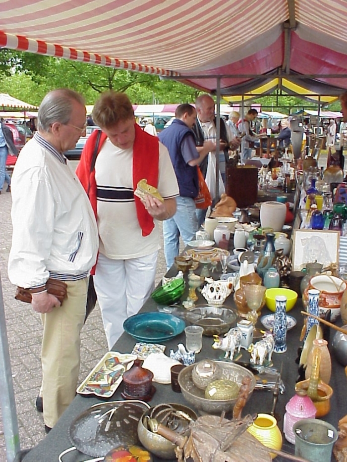 kraam met 2e hands spullen.
