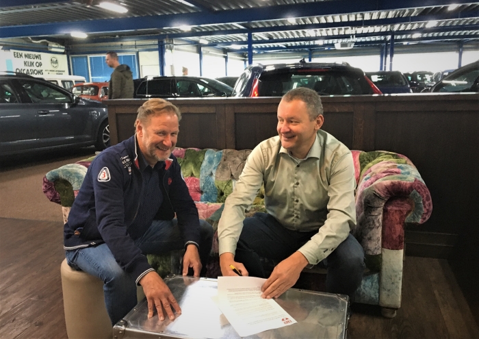 Contractondertekening: links Aat Visser (sponsorzaken STK), rechts Robert Smeeing, directeur Smeeing Mobility Solutions