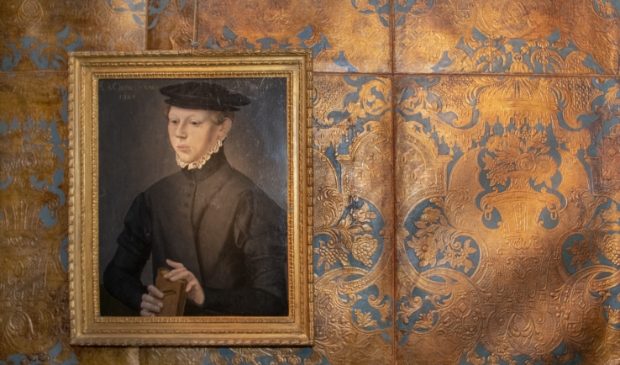 <p>Het goudleerbehang in het Frans Loenenhofje met het schilderij van Frans Loenen.</p>