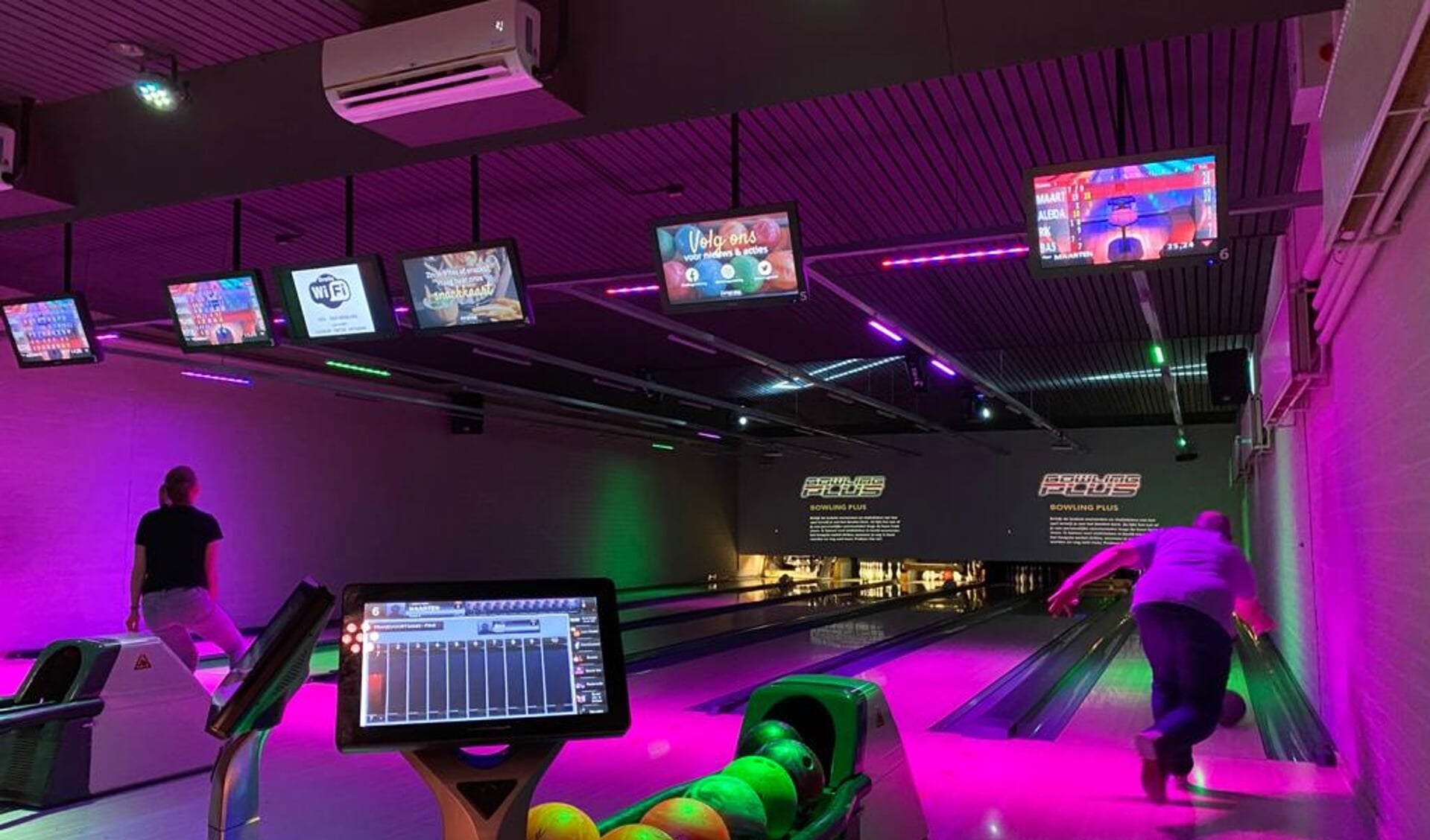 De bowlingzaal bij Putter Eng. Op de voorgrond is de tablet te zien waarmee bezoekers eten en drinken kunnen bestellen. 