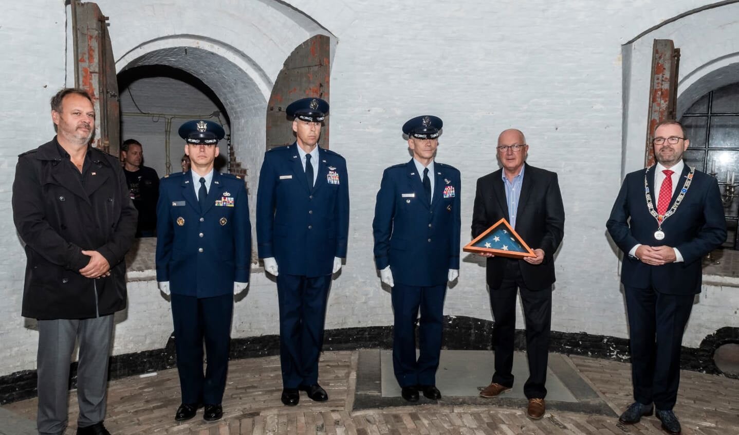 Groepsfoto (Links staat de voorzitter van het museum, Peter den Tek, dan de 3 USAF militairen, Ambassadeur Hoekstra en burgemeester Stoop) 