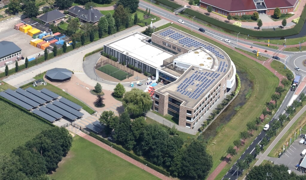 Luchtfoto van het Van Lodenstein College in Barneveld.