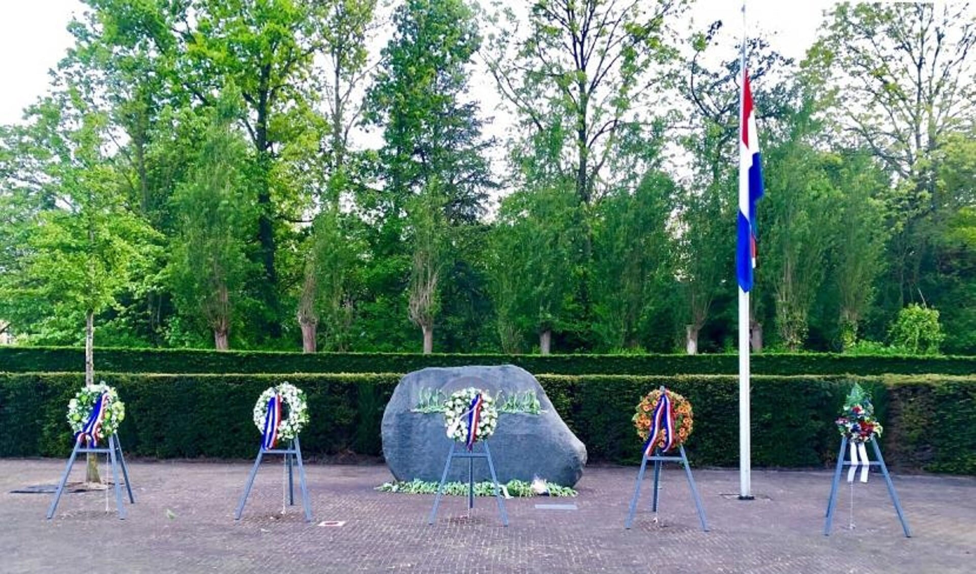 Het monument in Hoofddorp met kransen. 