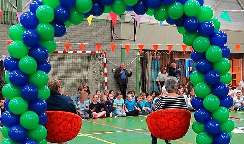 Onder de vrolijke ballonnenboog van Feestgarant Ede.