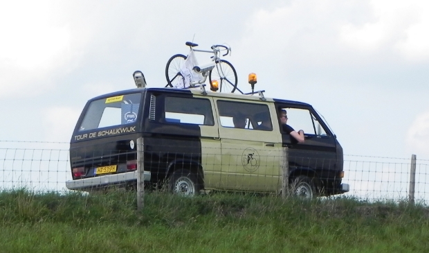 Jules, Maarten en Tom reden in de Tour de Schalkwijk volgwagen van spellocatie naar spellocatie.