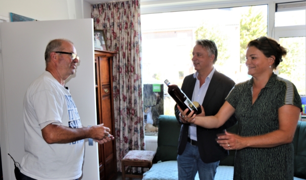 Burgemeester David Moolenburgh koopt samen met zijn echtgenote de eerste fles bramen sap