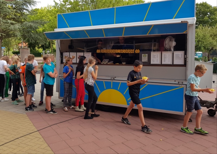 de kinderen genieten van hun patatje
