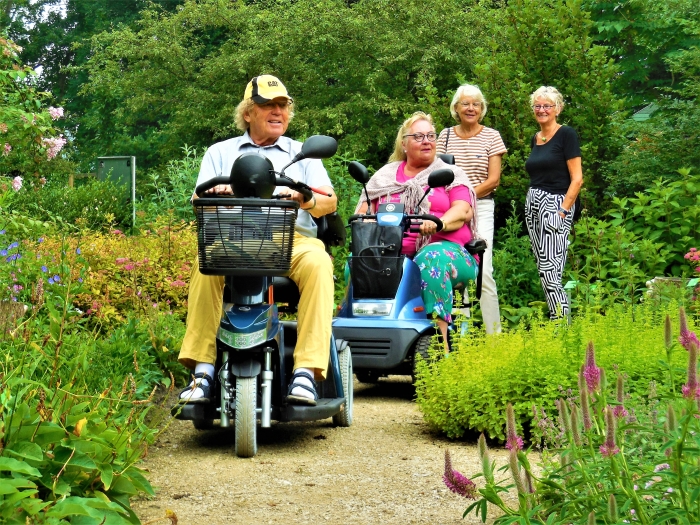 De paden in de Vlindertuin zijn nu ook rolstoeltoegankelijk.