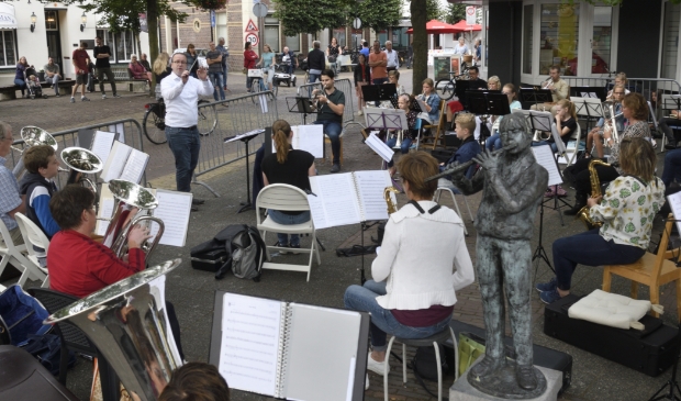 Fanfarecorps Excelsior geeft een klein concert op het pleintje bij het kruispunt Achterstraat/Dorpsstraat.