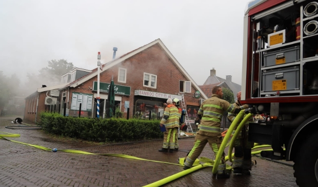 Omstanders zagen dikke rookwolken naar buiten komen.