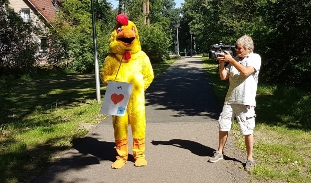Het is een tv-ploeg van de LOCO een paar keer gelukt de kanarie voor de lens te krijgen.