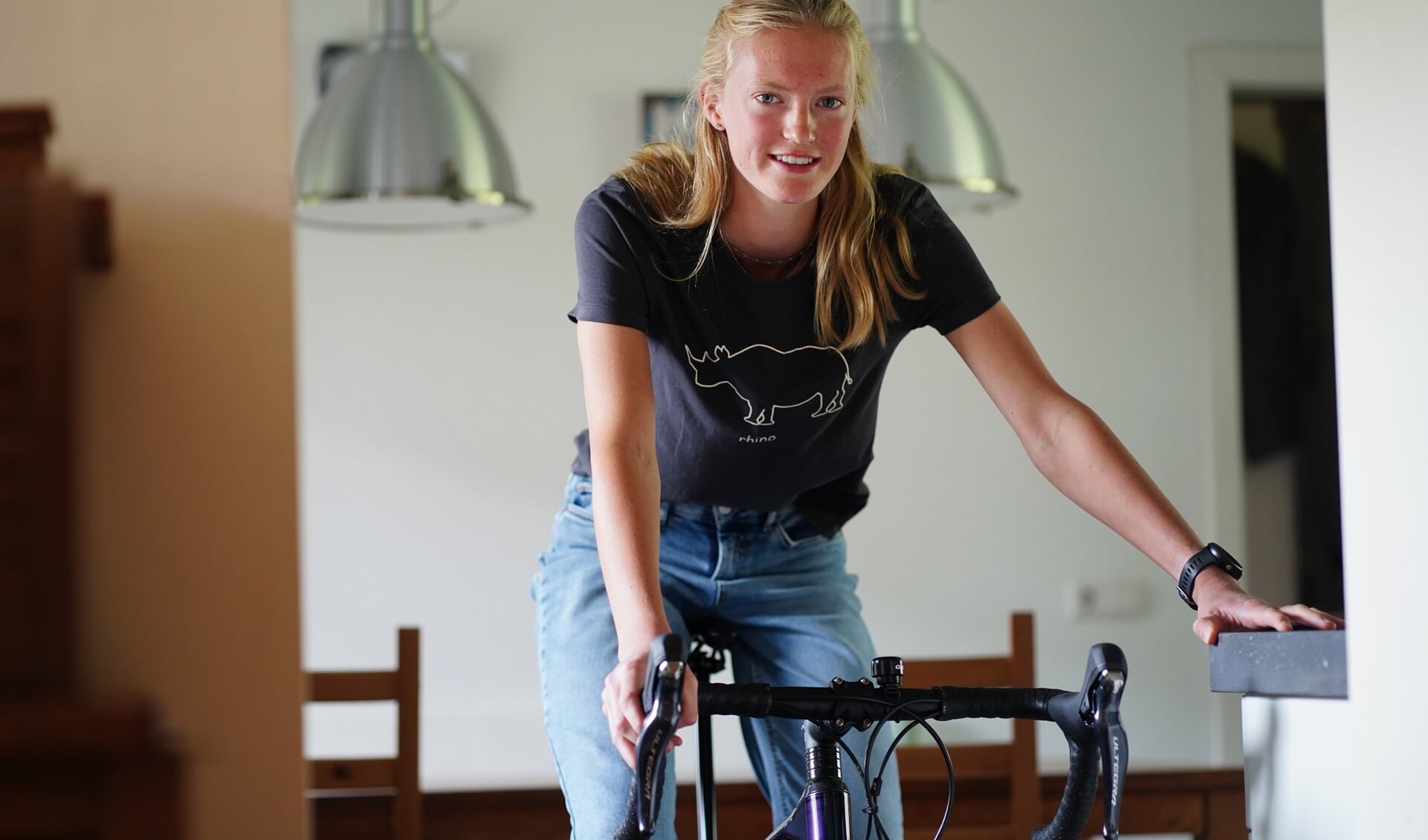 Famke is marathonschaatser. In de zomer doet ze onder meer aan wielrennen, om haar conditie te verbeteren. 