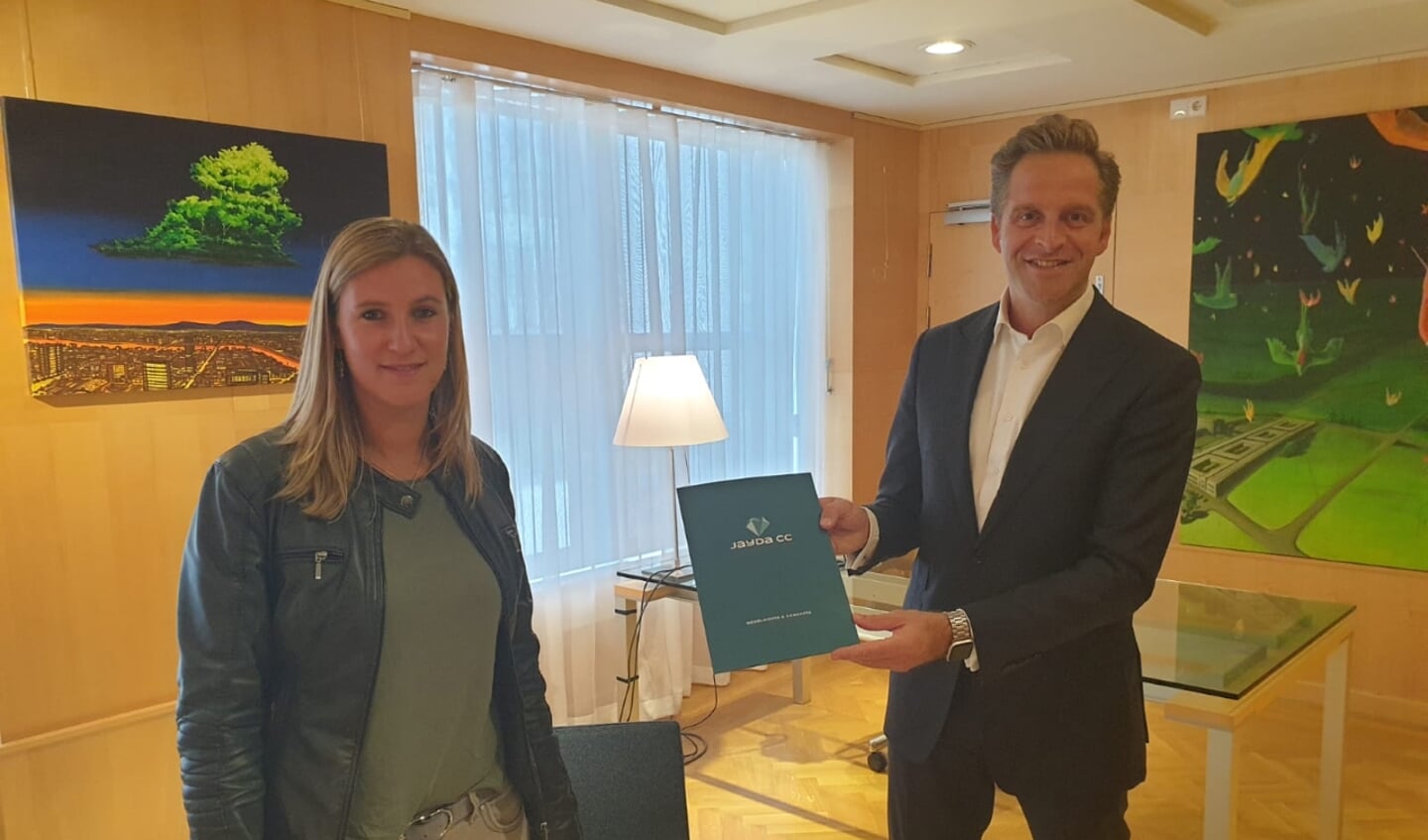 Directeur Monique Verloop van Jayda CC overhandigt jaarverslag aan Minister Hugo de Jonge van VWS