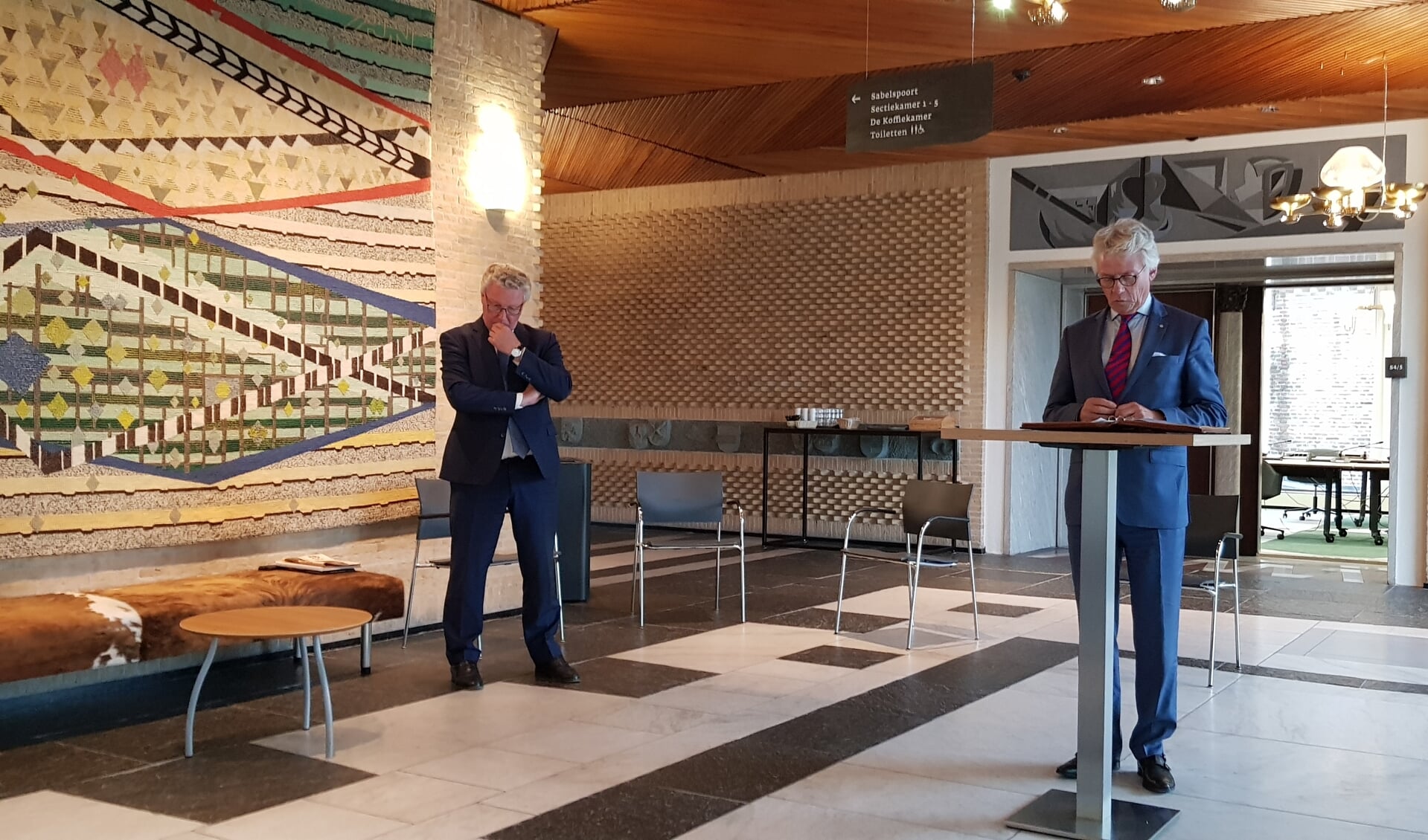Gedeputeerde Jan Markink (links) en commissaris John Berends geven uitleg over het herindelingsbesluit voor Scherpenzeel.