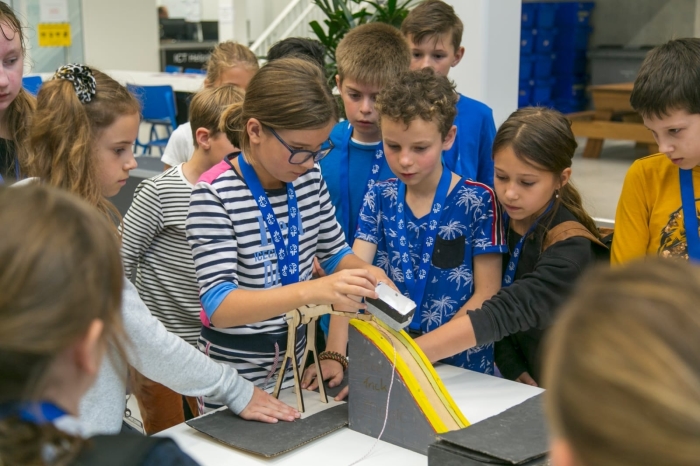 Kinderen van De Vlinderboom demonstreren kermisattractie