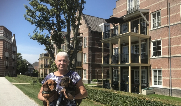 Marianne van der Velden bij de gesnoeide boom op de Altenawal