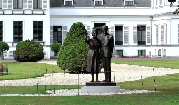 <p>Het standbeeld van Juliana en Bernard in de paleistuin.</p>