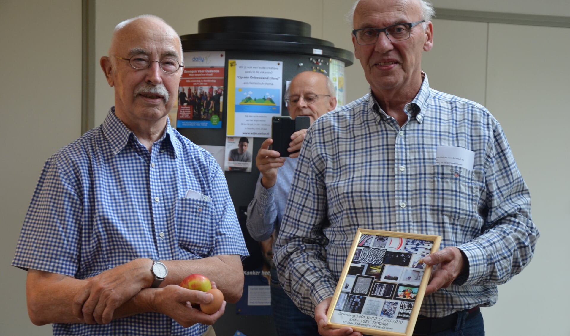 Chris de Gier (links) is de oprichter van Fotogroep Kromme Rijn (FKR)