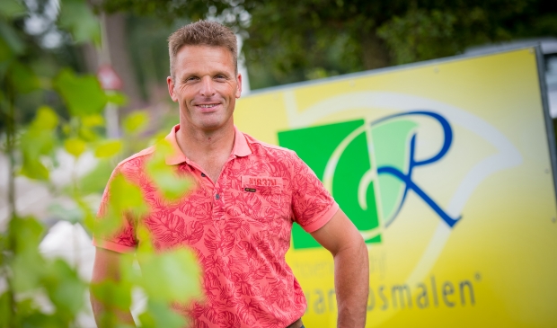 <p><p>Jeroen van Rosmalen<br>Hoveniersbedrijf Van Rosmalen<br>www.vanrosmalentuinen.nl<br>Tel.: 0183 - 304840<br>Info@vanrosmalentuinen.nl</p></p>