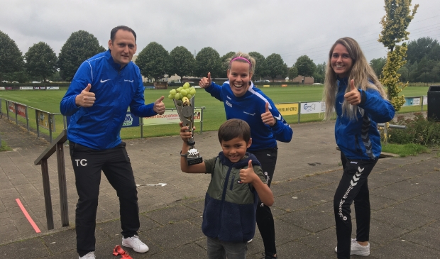 De gezonde-traktatiecup werd overhandigd door de buurtsportcoaches