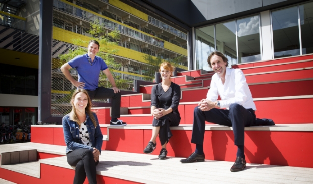 Van links naar rechts: Anne-Fleur Pel (gemeente) Adriaan Bruin en Kirsten Lenferink van Griffioen en wethouder Herbert Raat.