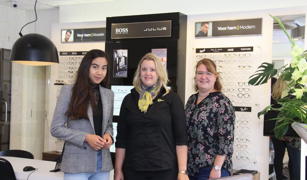Nabila Schuurmans (links) is optometrist en haar collega-opticiens Jessica Rietveld en Mirjam Koning.