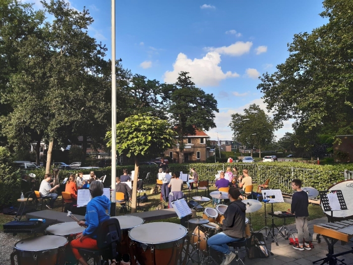 Het studieorkest van Crescendo speelt in de voortuin van het clubgebouw