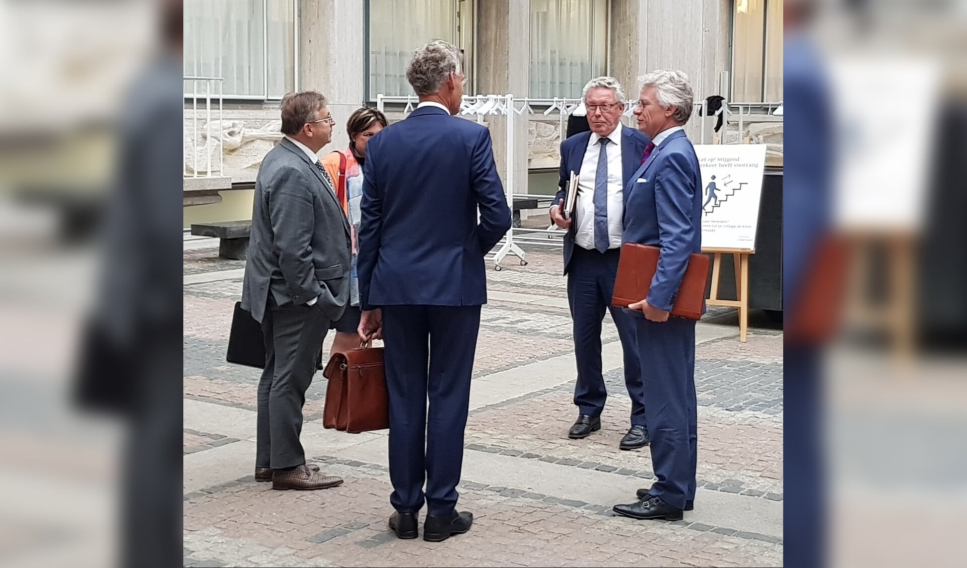 CvK John Berends en gedeputeerde Markink in gesprek met het bezoek uit Scherpenzeel