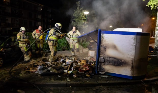 Uiteindelijk zette de brandweer de container op zijn kant om het vuur definitief uit te maken.