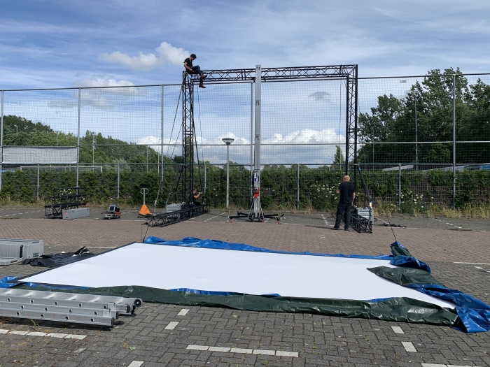 Opbouwen van de drive-in bioscoop