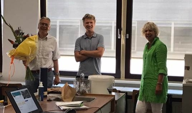 vlnr Jan van den Berg (docent vavo), Hugo Dekker (Teamleiding vavo) en Cora Vinke (directeur Dulon vavo)