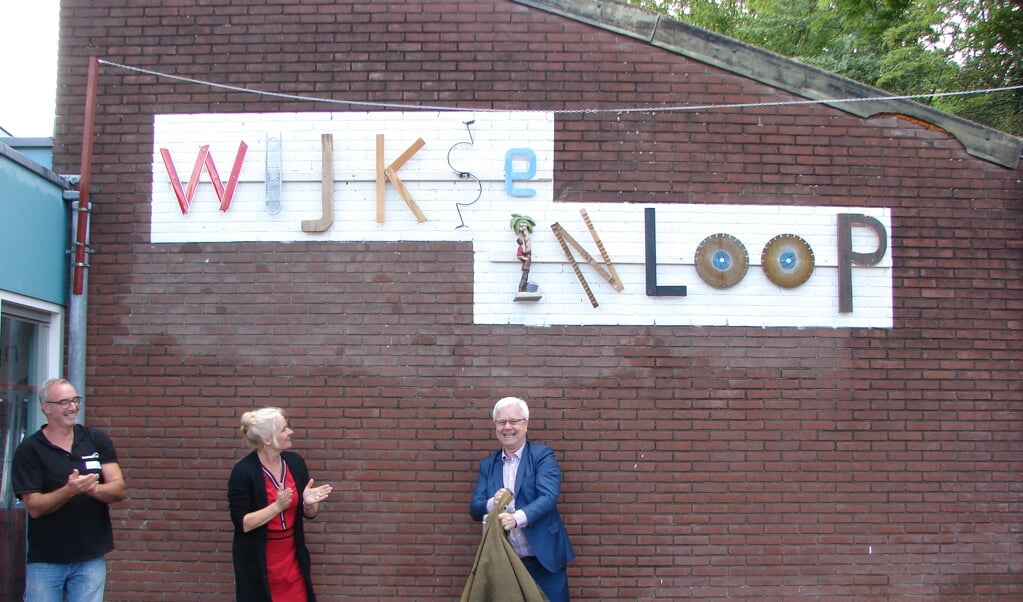 De wethouders Balemans en Kosterman bij de onthulling van de Wijkse Inloop