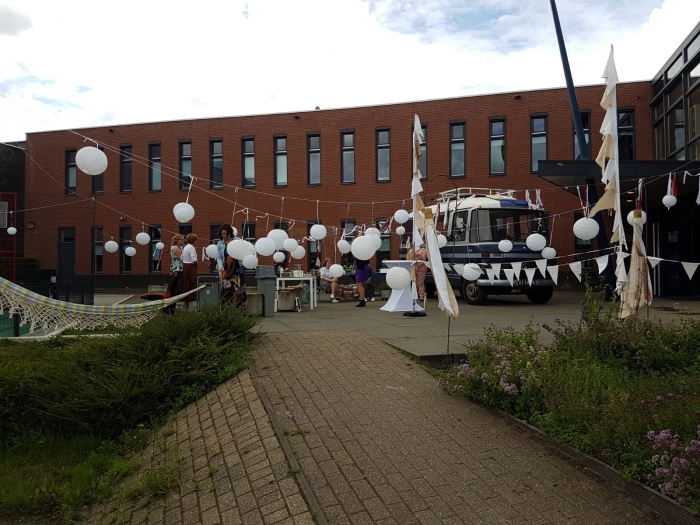 Het schoolplein is een festivalterrein geworden.