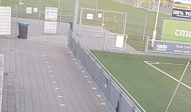 Op de grond zijn stippen aangebracht. Hierdoor weten mensen waar ze kunnen staan.
