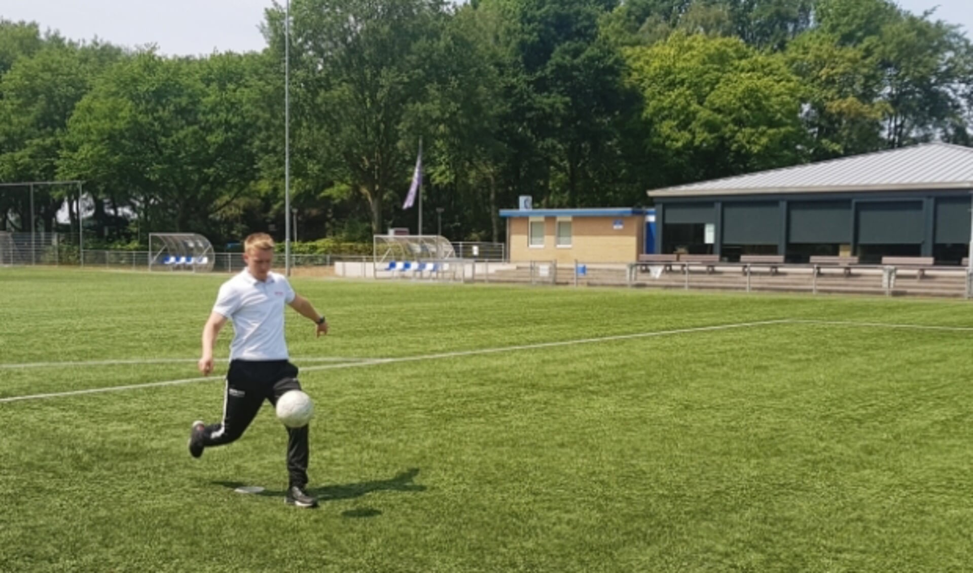 Matthijs Klaassen traint op Sportpark De Zoom voor zijn rentree in SKV 1. (foto: Kees Stap)