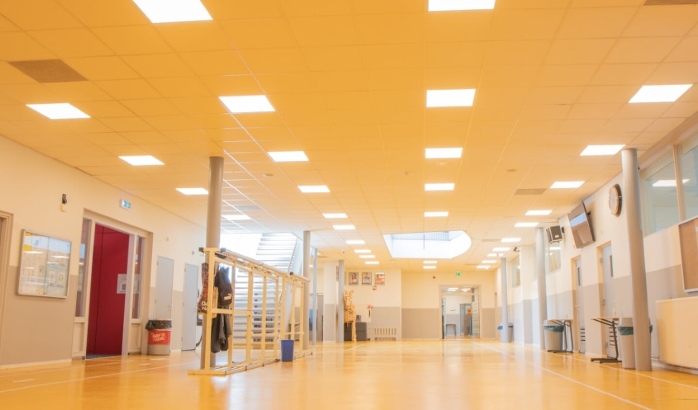 Nieuwe LED verlichting in de centrale hal van Mavo Doorn
