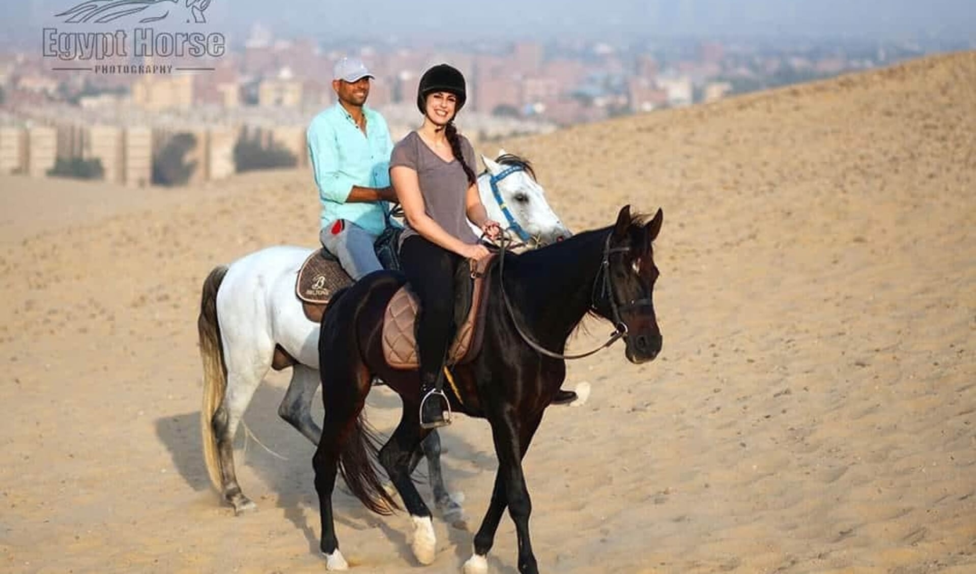 Paardrijden in de Sakkarawoestijn net buiten Caïro. ,,Zij redden paarden uit Egypte die slecht behandeld worden en knappen die dan weer op.''